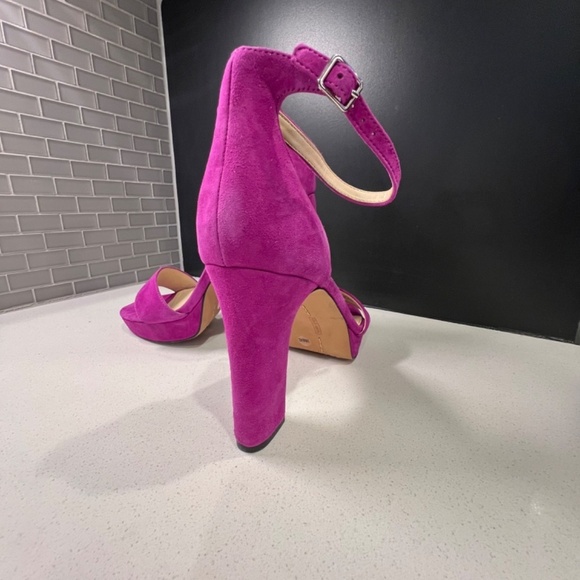 Vince Camuto 4” thick heel open toe Raspberry faux suede size 10 shoes - Picture 4 of 10